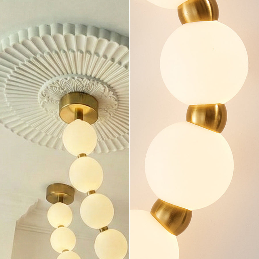 Gold connector between pearls